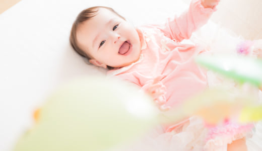 赤ちゃんの写真を撮る時に、お目目ぱっちりに、より可愛く撮る裏ワザ