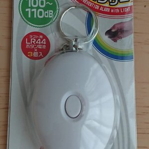 ダイソーで買った防犯ブザーが、シンプルなデザインの上、優秀でした！交換用の電池も精密ドライバーも全て100円で購入できました。