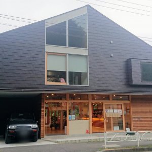 高尾山のふもとにオープンした木のぬくもり溢れるゲストハウス「Mt.TAKAO BASE CAMP」に立ち寄ってみました