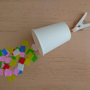 お家にある物で簡単に作れる！紙コップクラッカーの作り方
