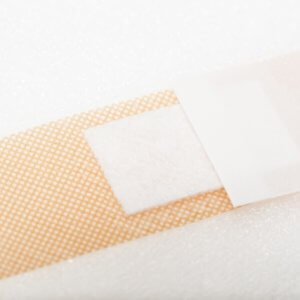 絆創膏をはがれにくくする裏ワザ